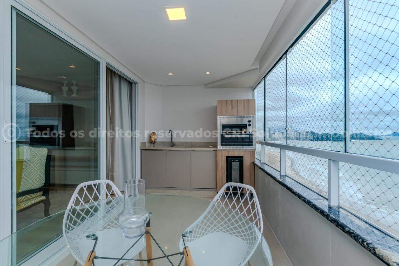 Apartamento à venda com 3 suítes amplas e 3 vagas de garagem no Edifício Arthur Fischer no centro de Balneário Camboriú