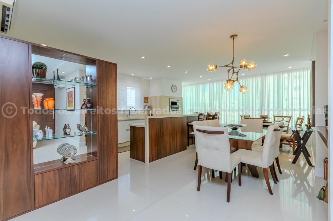 Amplo apartamento à venda com 4 suítes e 2 vagas de garagem no Edifício Lumiere no centro de Balneário Camboriú