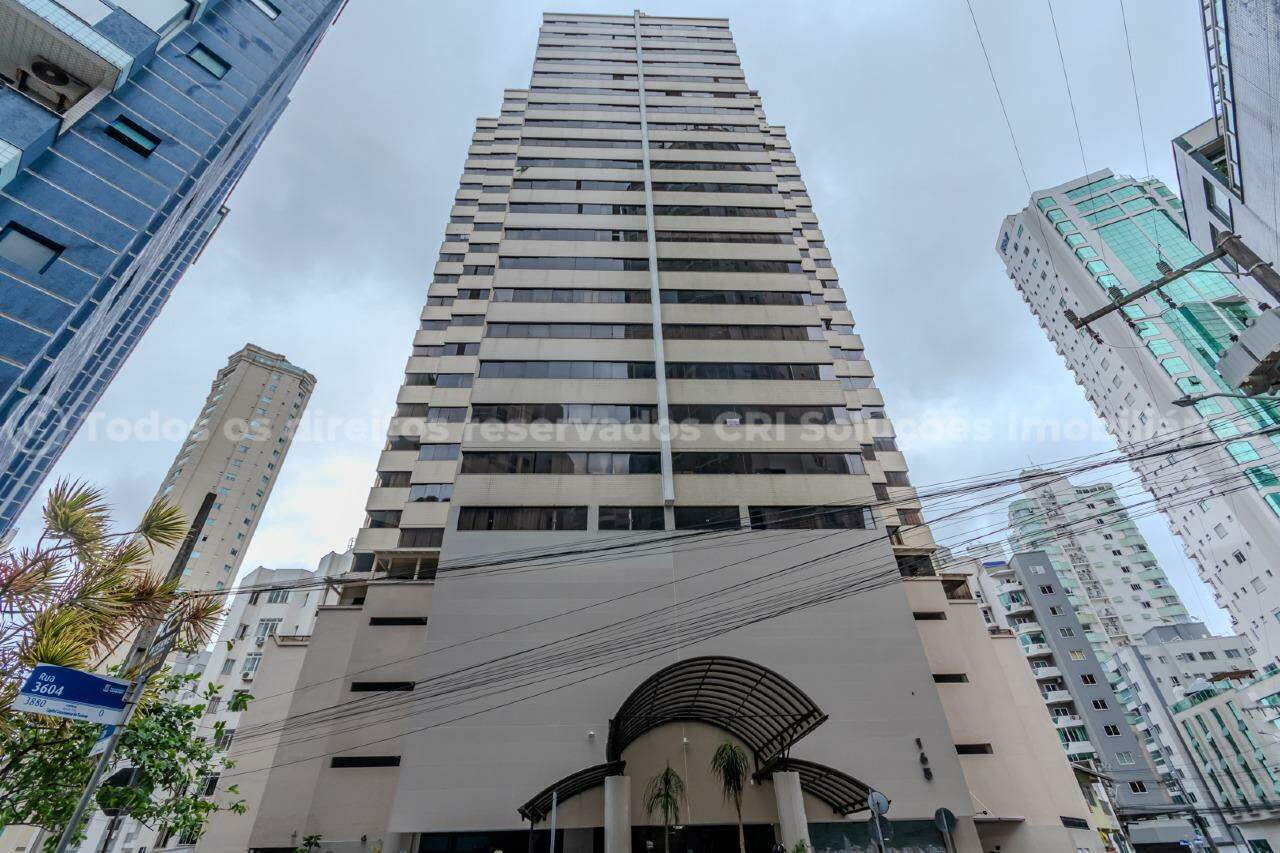 Apartamento à venda com 2 dormitórios no Edifício Dom Gabriel no Centro de Balneário Camboriú