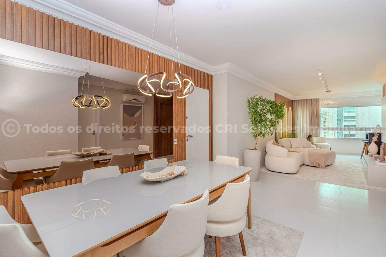 Apartamento à venda com 3 dormitórios sendo 1 suíte e 2 Dem-suíte, 2 vagas gar do Edifício Atacama, em localização privilegiada de Balneário Camboriú