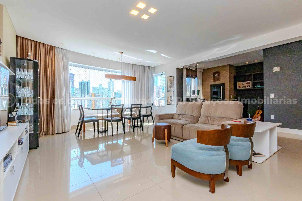 Amplo apartamento à venda no centro de Balneário Camboriú com 3 suítes e 3 vagas de garagem no Edifício Cidade de Padua