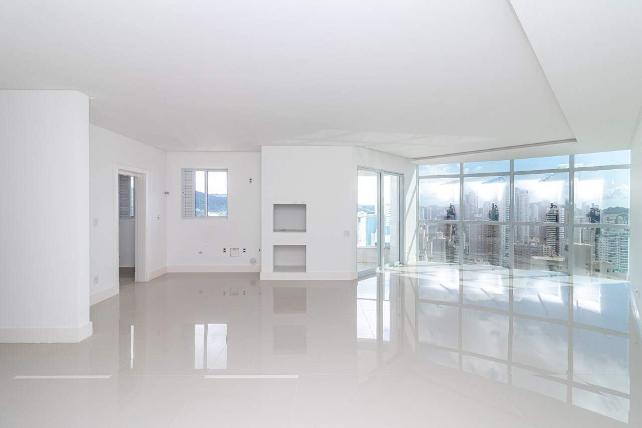 Apartamento com 3 suítes e 3 vagas de garagem à venda no Portinax em Balneário Camboriú