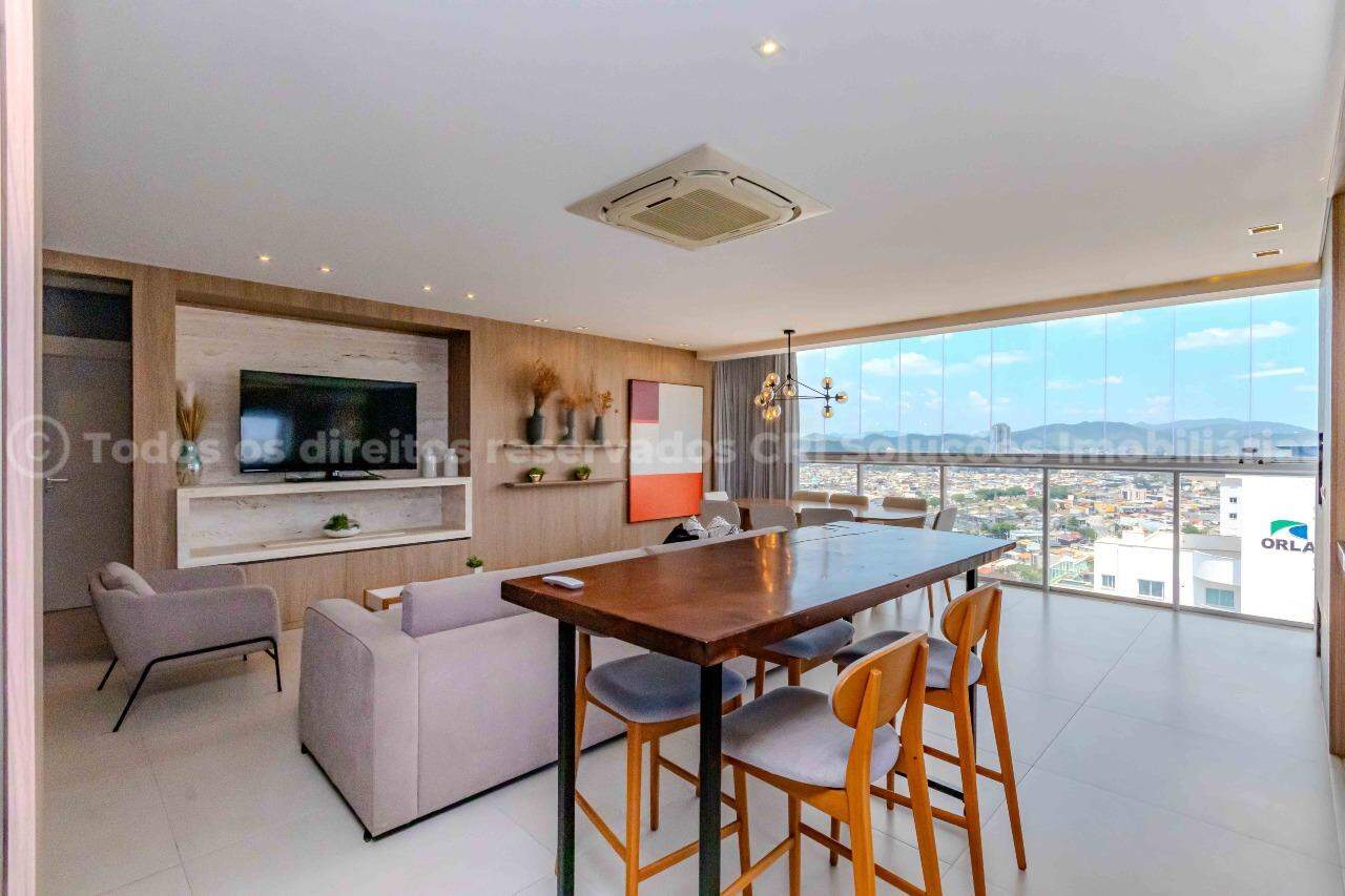 Apartamento á venda com 3 suítes e 2 vagas de garagem no Edifício Feller no coração de Balneário Camboriú