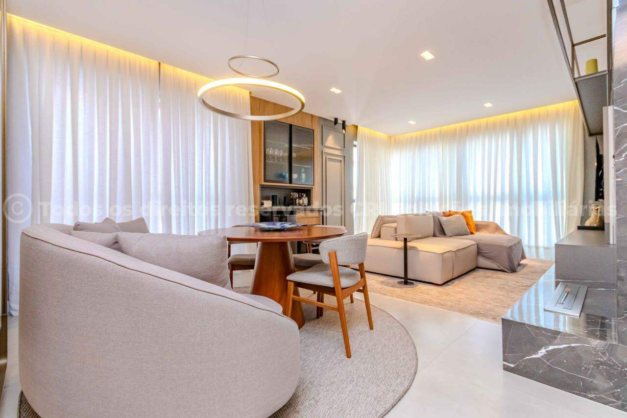 Apartamento mobiliado à venda com 3 suítes e 4 vagas de garagem no Edifício Costa Esmeralda, na Barra Norte de Balneário Camboriú