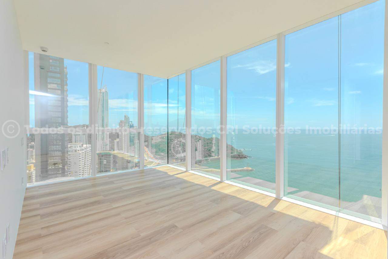 Apartamento frente-mar à venda com 4 suítes, 4 vagas de garagem e vista para a FG Big Wheel, no Boreal Tower, na Barra Norte de Balneário Camboriú