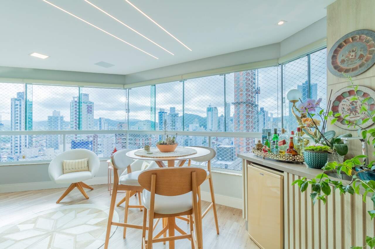 Apartamento mobiliado de 03 suítes no Edifício Summerville em Balneário Camboriú 