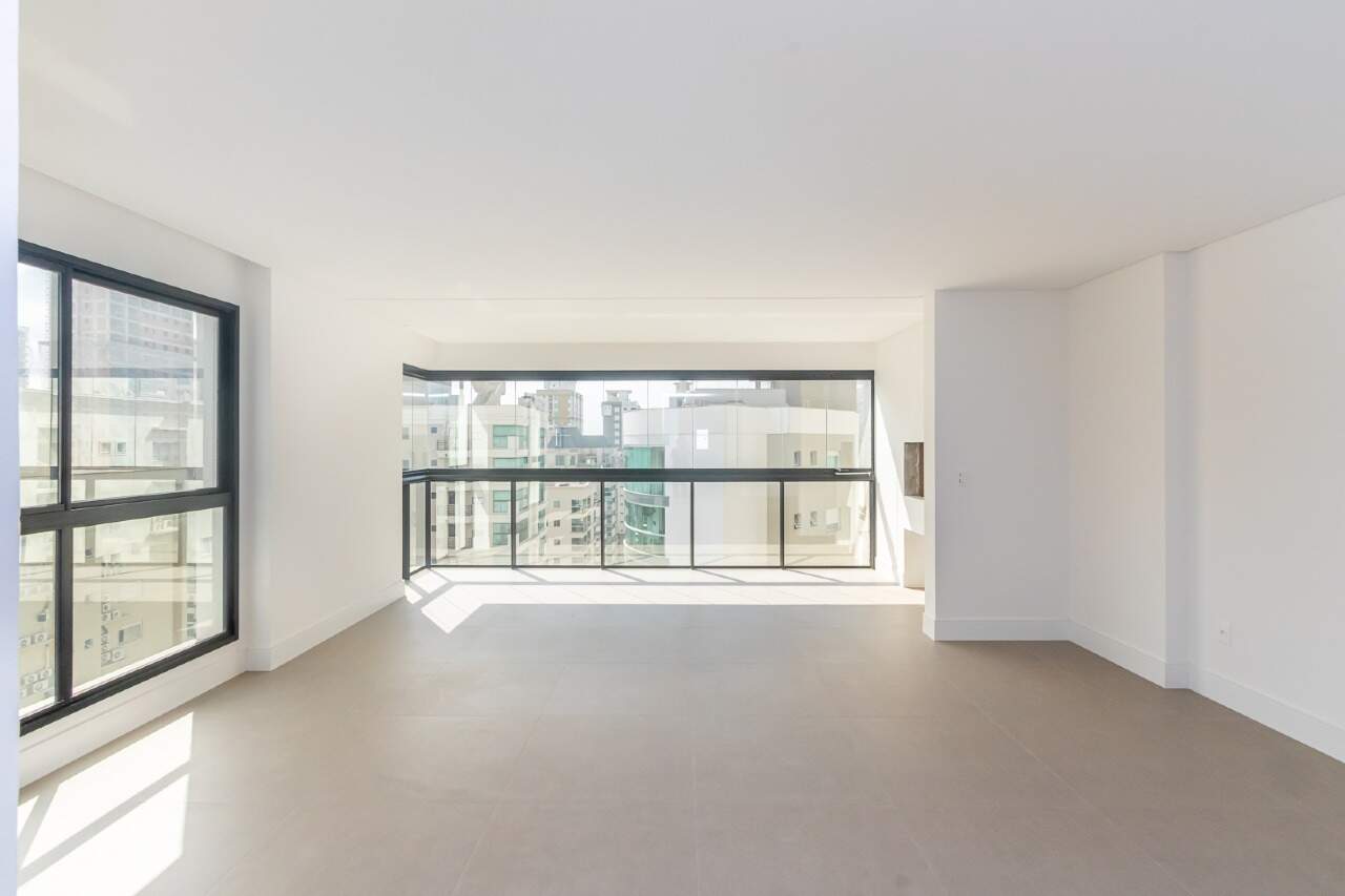 Apartamento com 3 Suítes em Meia Praia no Edifício Dom Benedito 