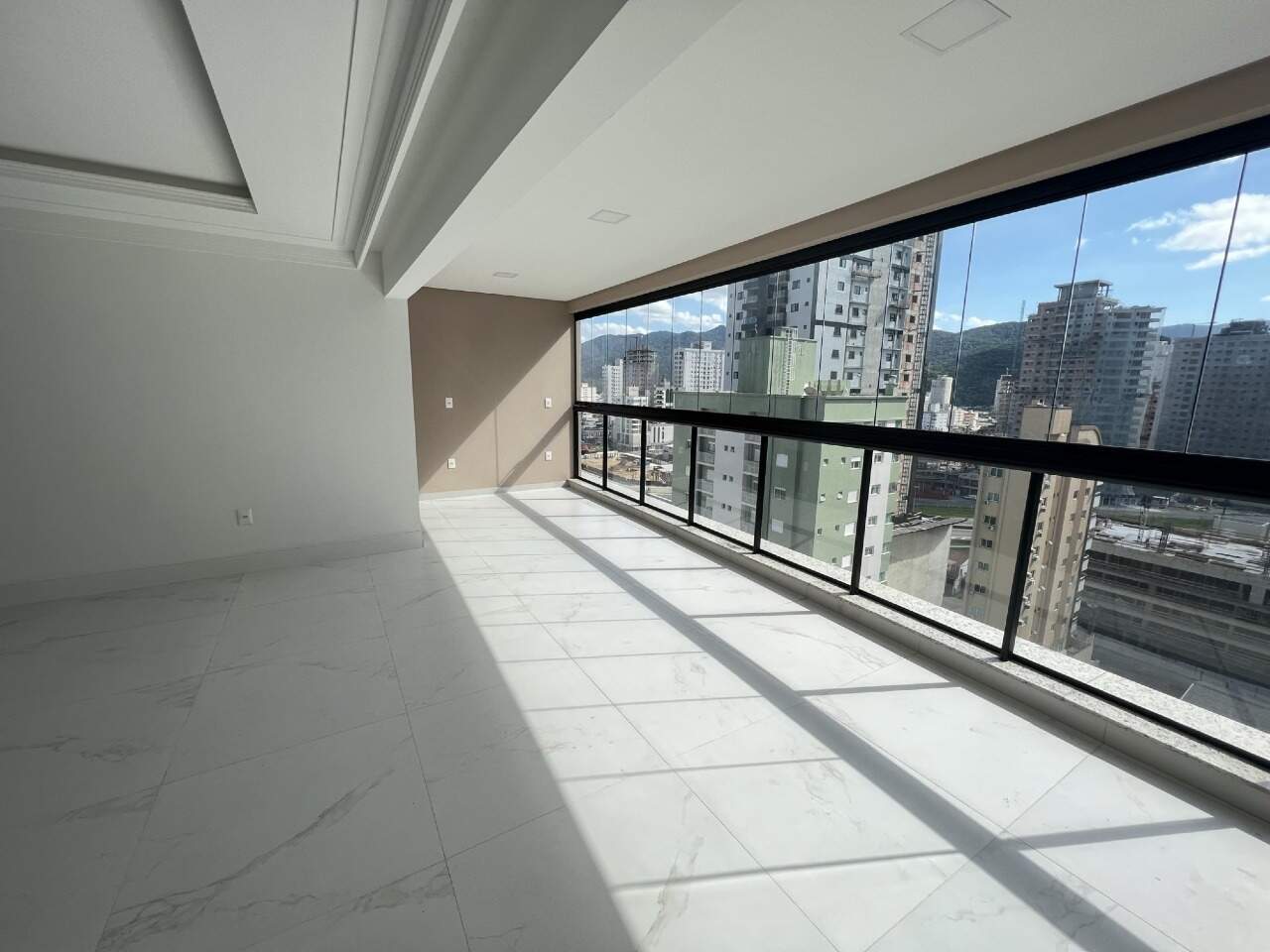 Apartamento com 4 Suítes no Edifício Fontana di Trevi em Meia Praia 