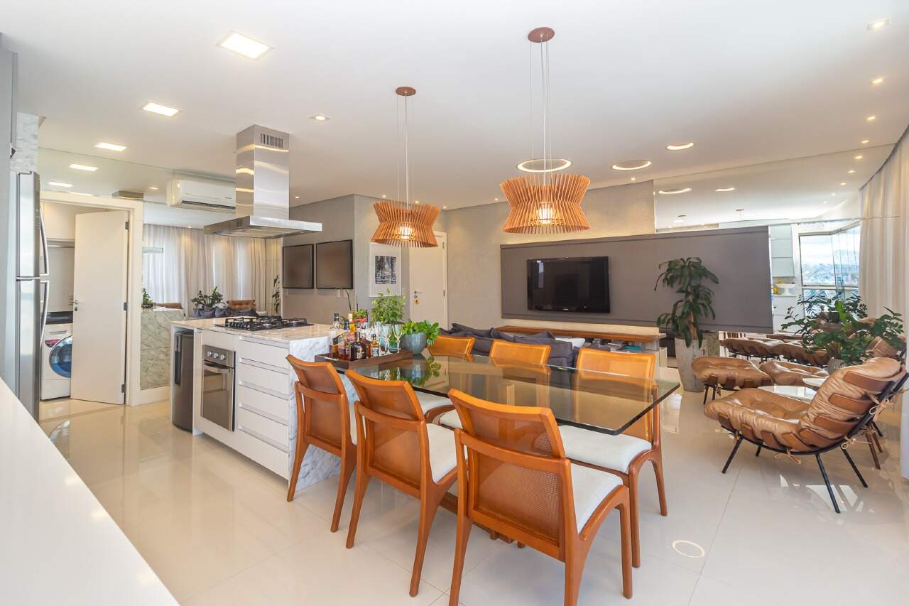 Apartamento mobiliado com 03 dormitórios no Centro de Balneário Camboriú.