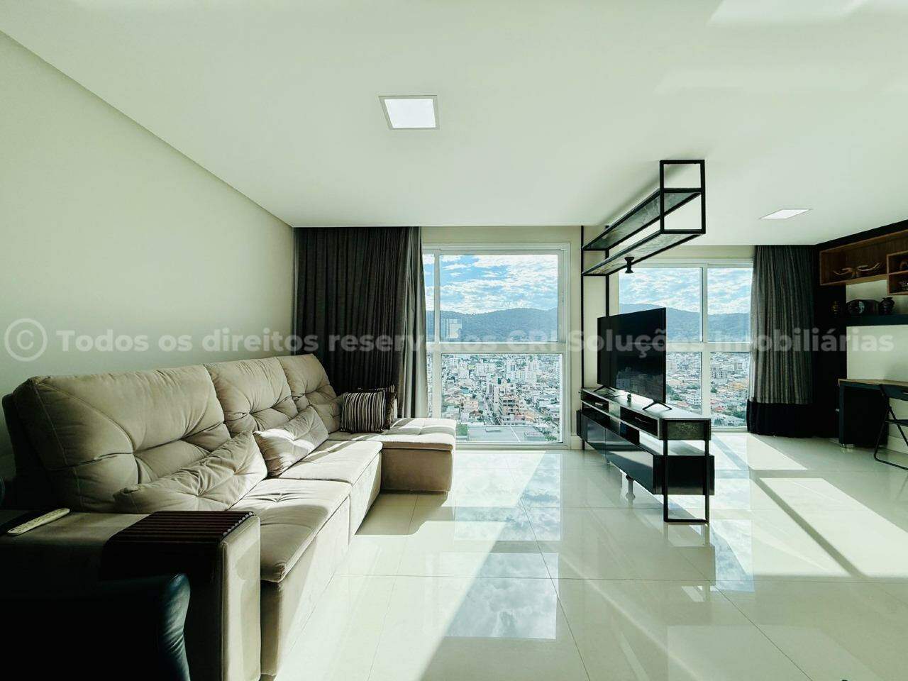 Apartamento alto-padrão à venda com 4 quartos sendo 2 suítes e 2 vagas de garagem a 500m do mar no Falcon Tower da FG no centro de Balneário Camboriú