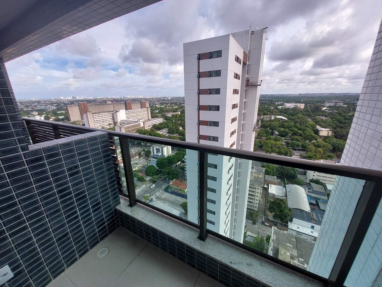Apartamento 1 quarto ( 1 suíte ) para para aluguel em Várzea - Recife - Edifício Praça dos Jacarandas - CTI imobiliaria: 
