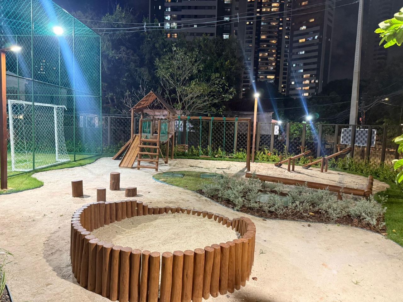 Apartamento 2 quartos ( 1 suíte ) para à venda em Madalena - Recife - Palácio Madalena - CTI imobiliaria: Parquinho