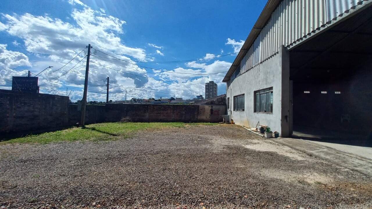 BARRACÃO para aluguel no Bonsucesso: 
