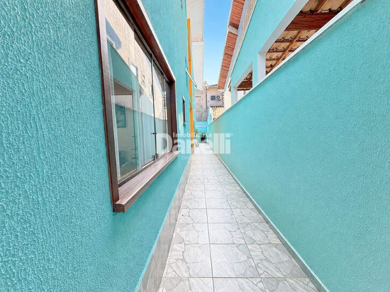 Sobrado à venda no Residencial Portal da Mantiqueira: Corredor Lateral
