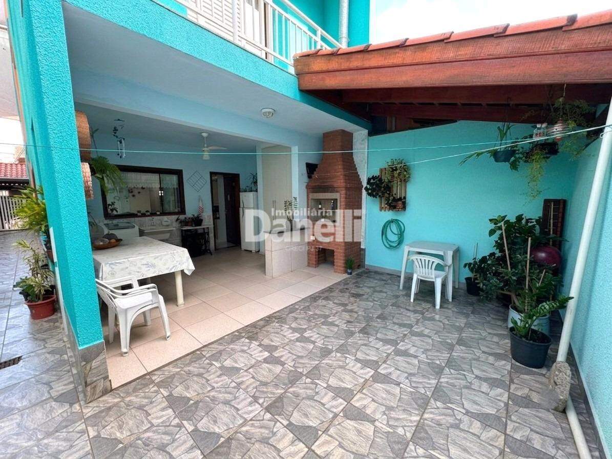 Sobrado à venda no Residencial Portal da Mantiqueira: Área Externa