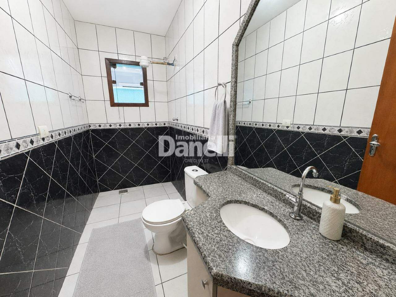 Sobrado à venda no Residencial Portal da Mantiqueira: Banheiro Socia (Térreo)