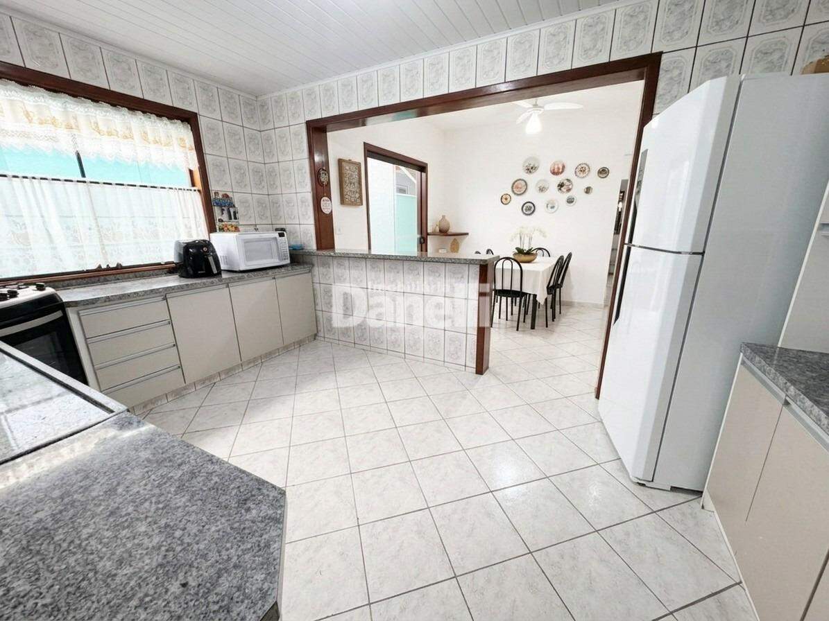 Sobrado à venda no Residencial Portal da Mantiqueira: Cozinha
