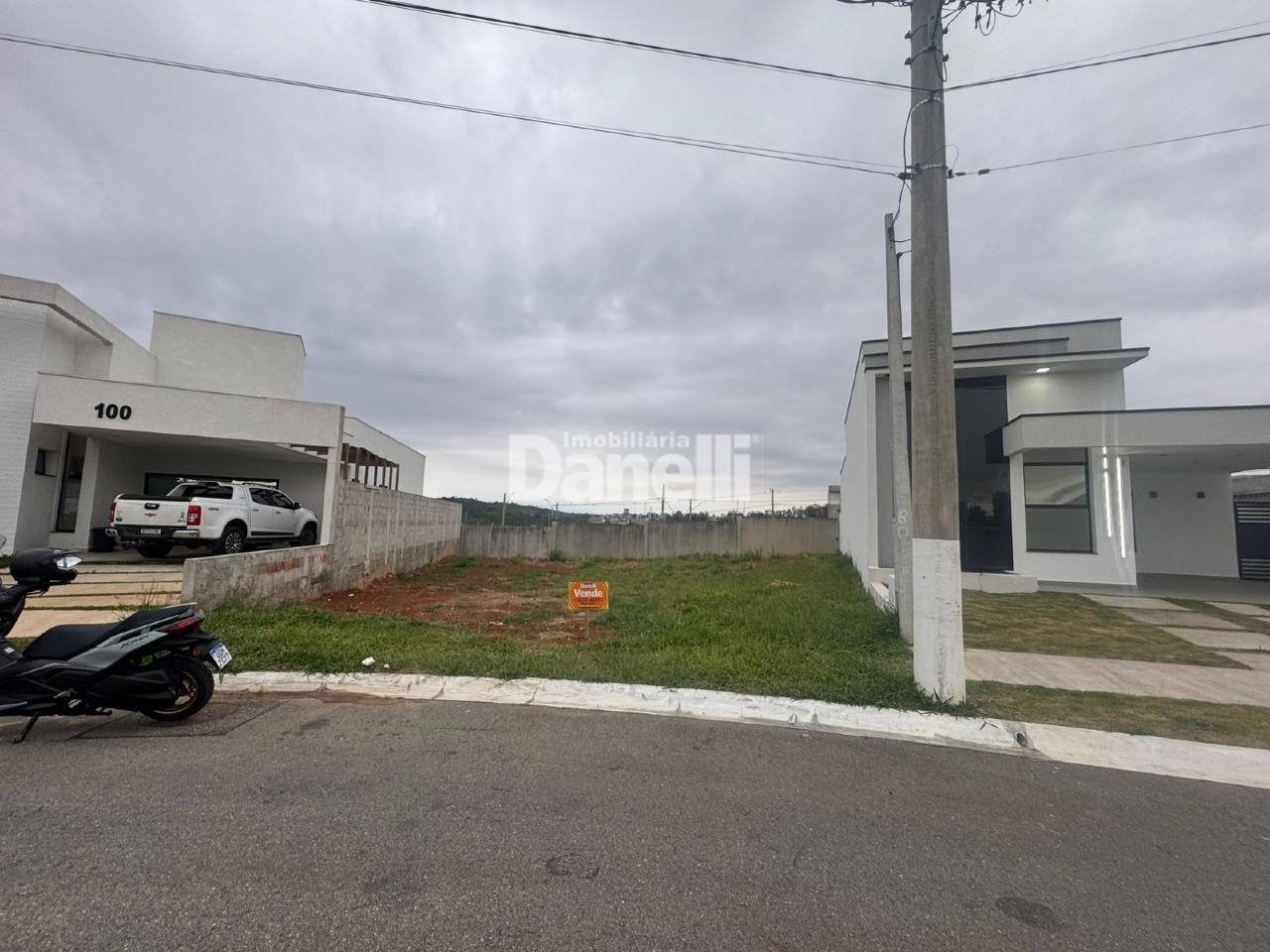 Lote em Condomínio à venda no Vale dos Cristais: 