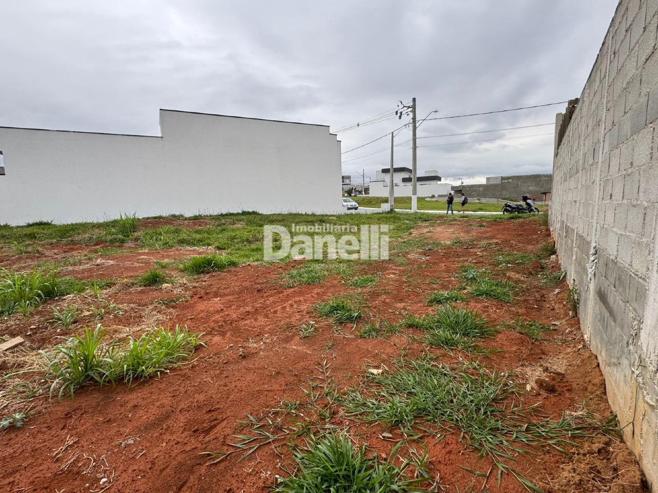 Lote em Condomínio à venda no Vale dos Cristais: 