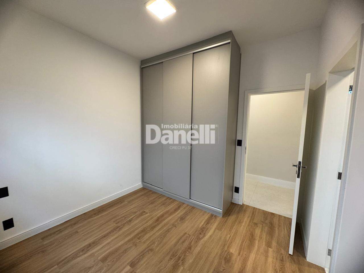 Casa em Condomínio à venda no Condomínio San Marco: vista armário suíte 