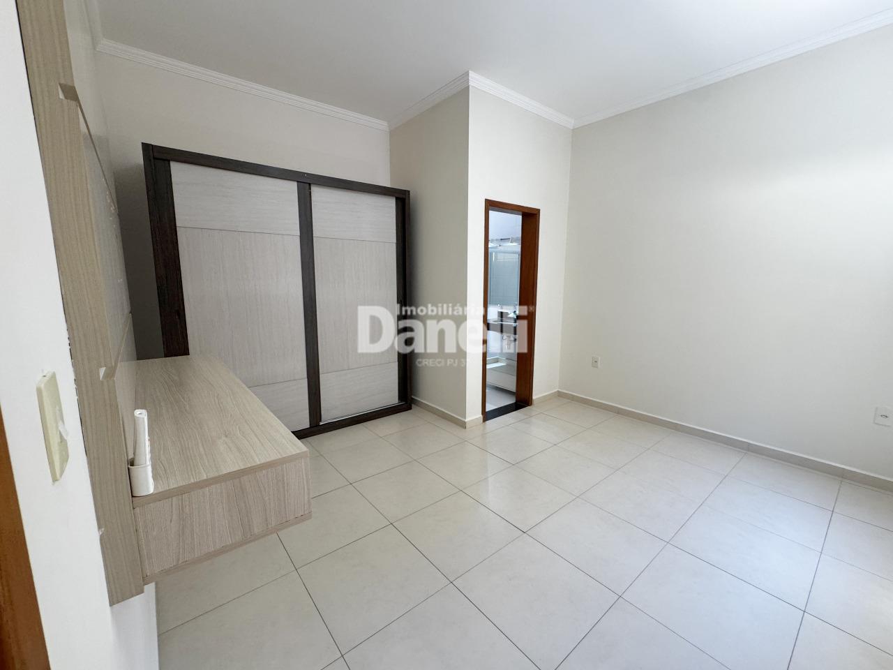 Casa em Condomínio à venda no Piracangaguá: 