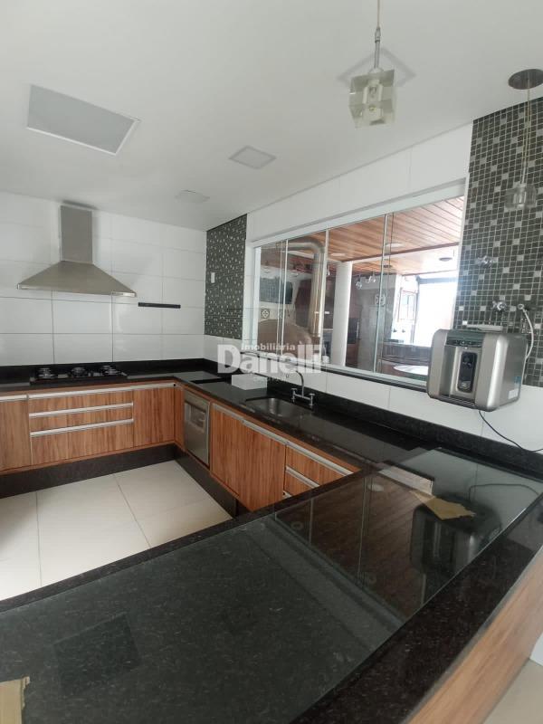 Casa em Condomínio à venda no Caminho Novo: 