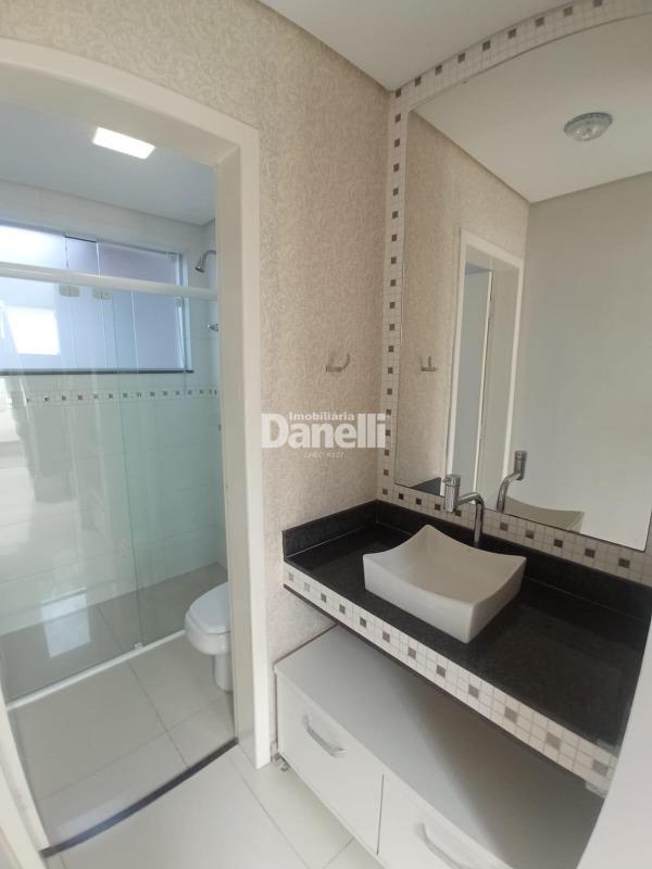 Casa em Condomínio à venda no Caminho Novo: 