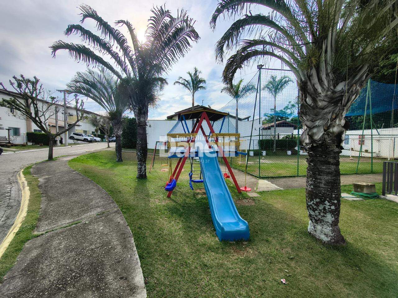 Casa em Condomínio à venda no Piracangaguá: 