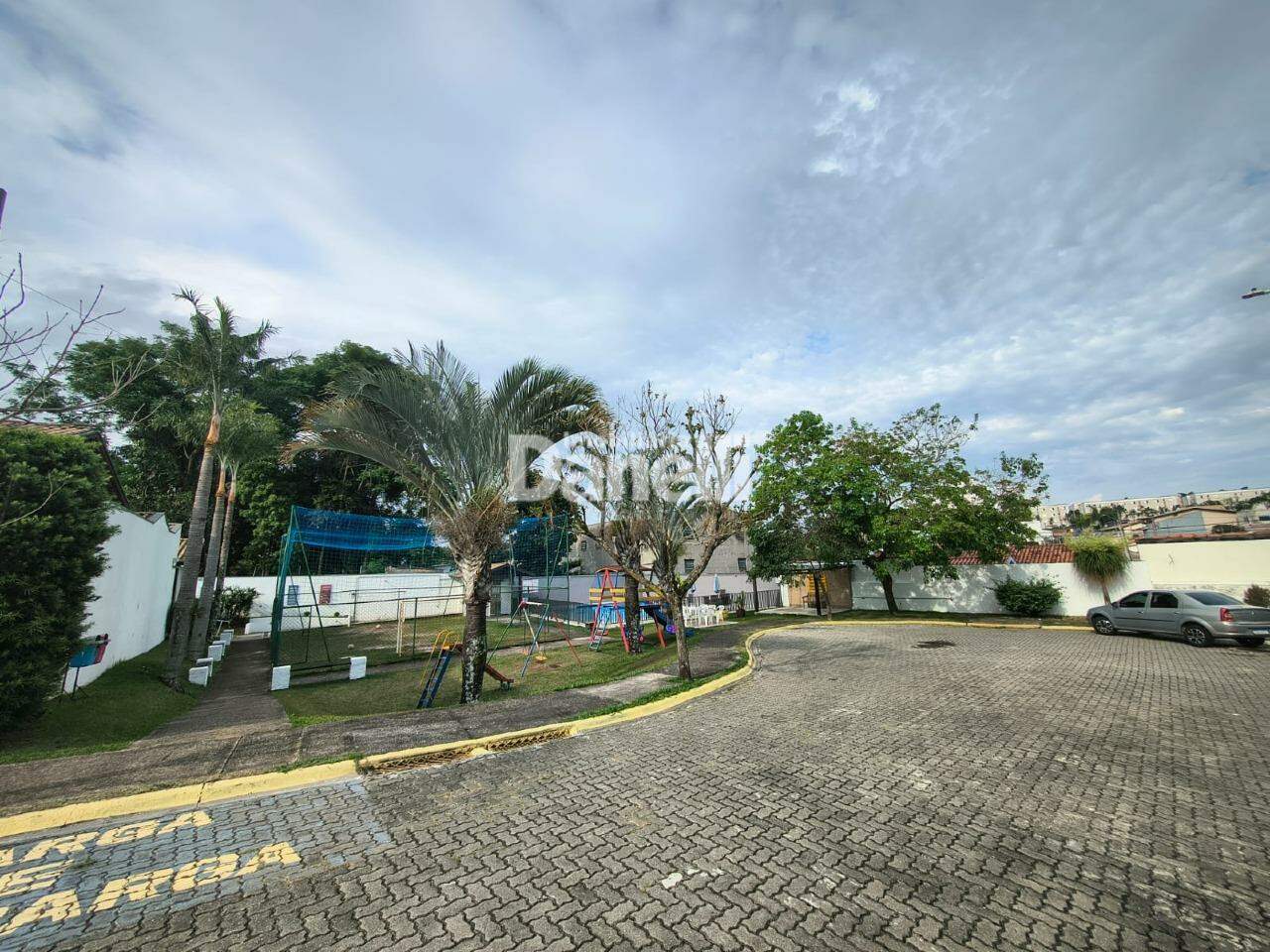 Casa em Condomínio à venda no Piracangaguá: 