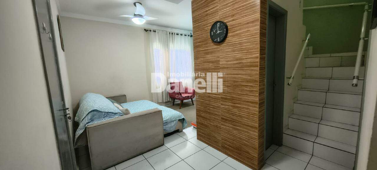 Casa em Condomínio à venda no Piracangaguá: 