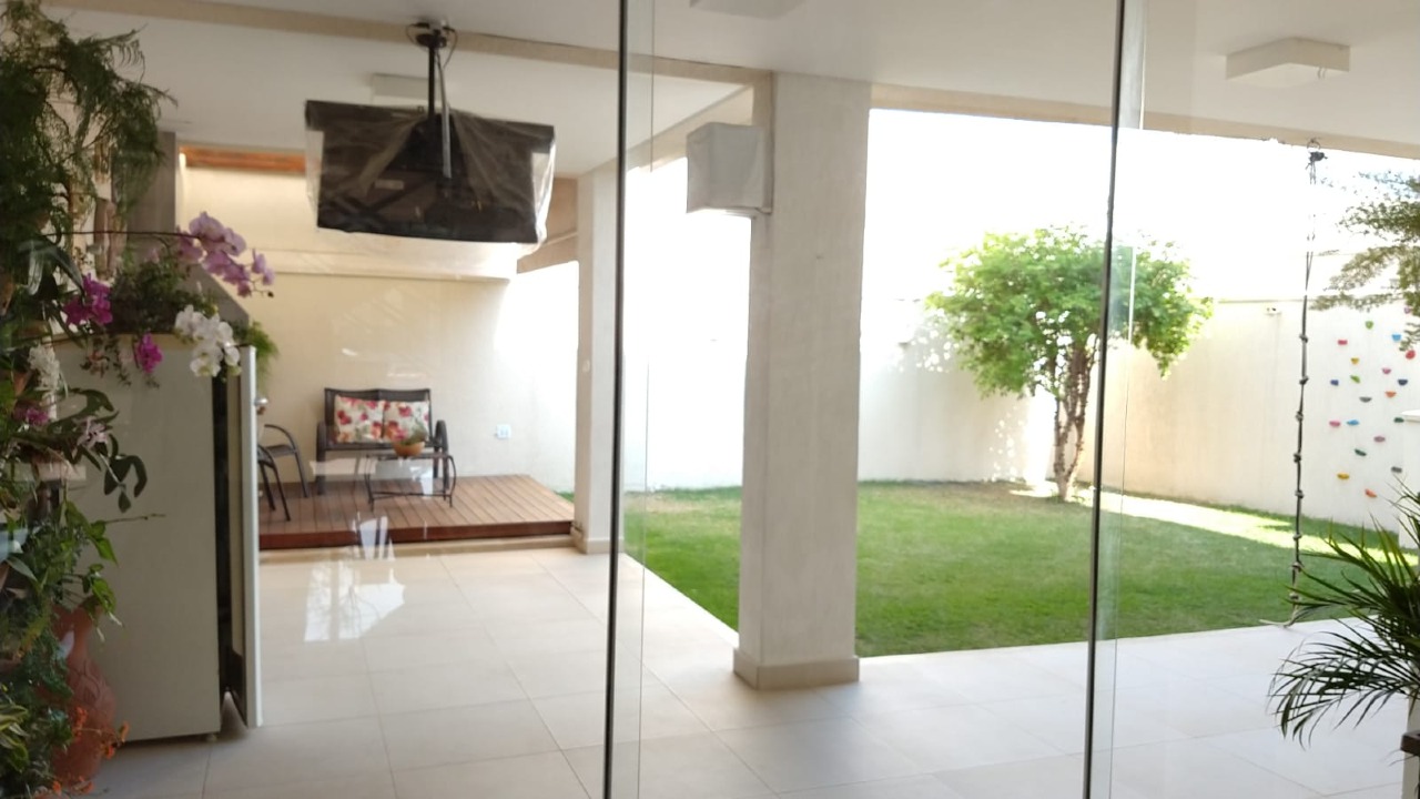 Casa em Condomínio à venda no Caminho Novo: 