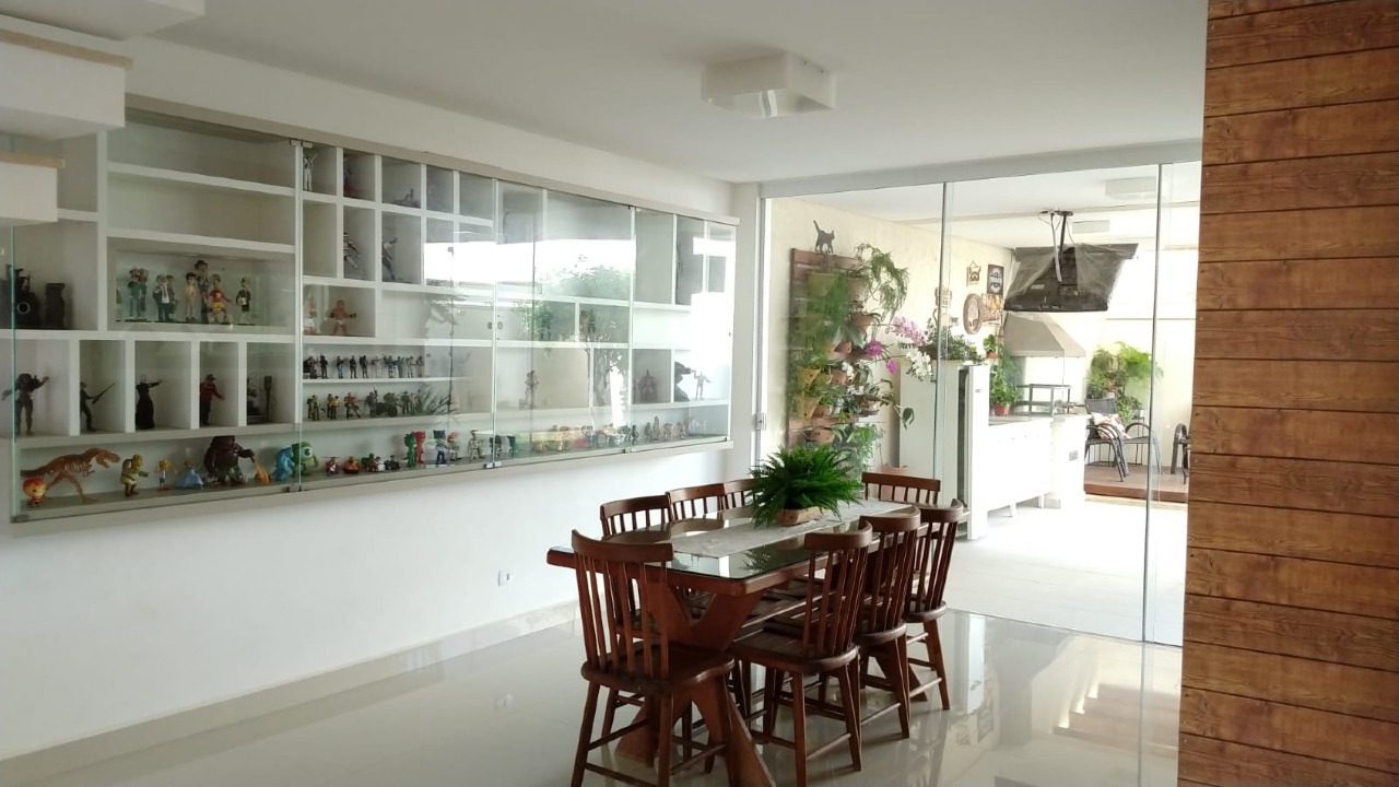 Casa em Condomínio à venda no Caminho Novo: 