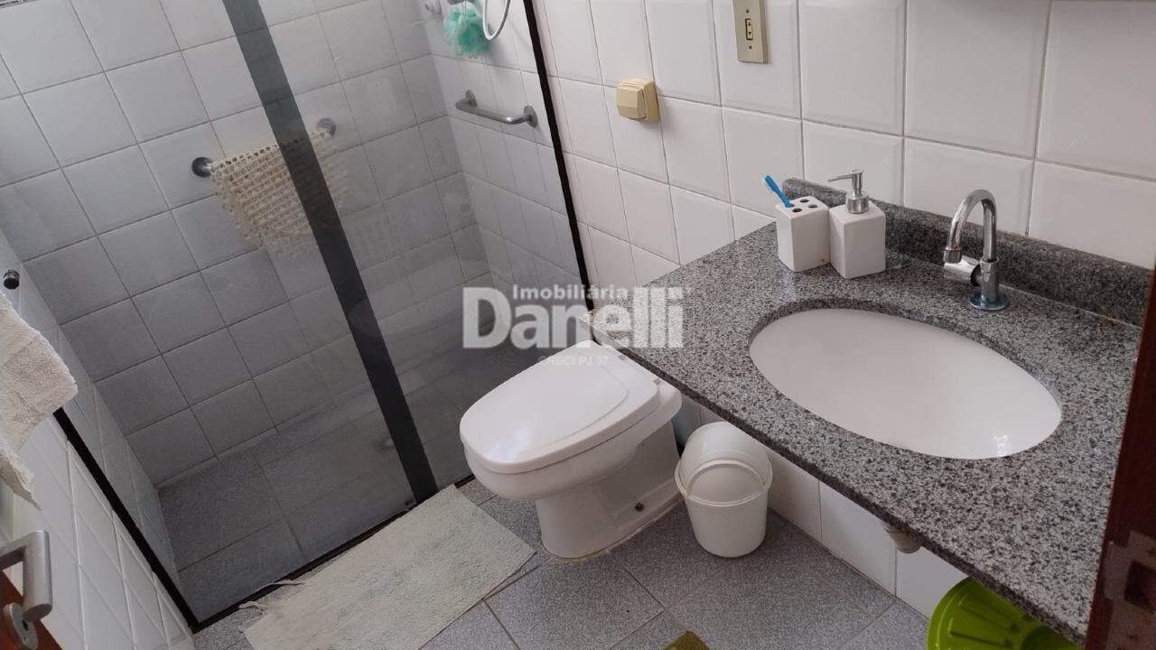 Casa em Condomínio à venda no Areao: 