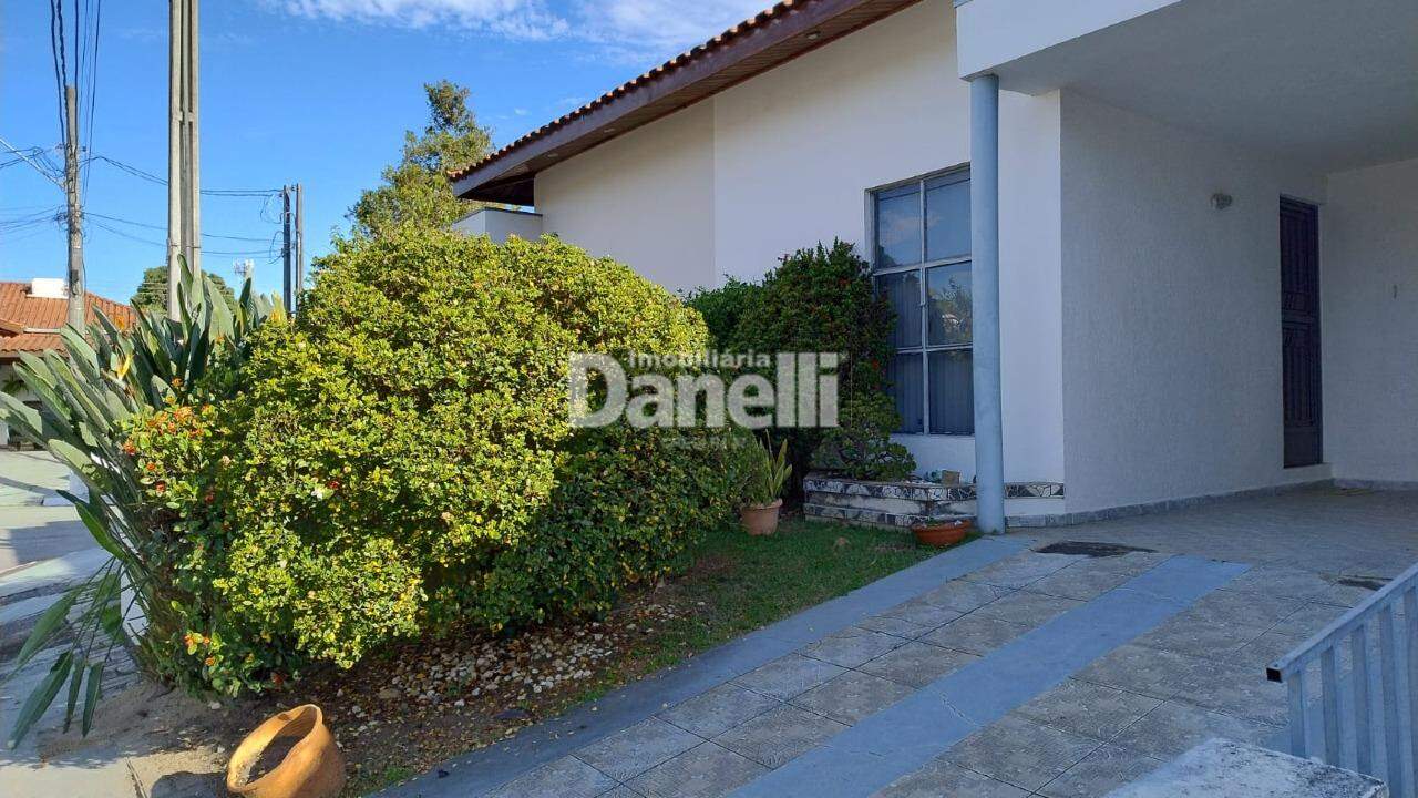 Casa em Condomínio à venda no Areao: 