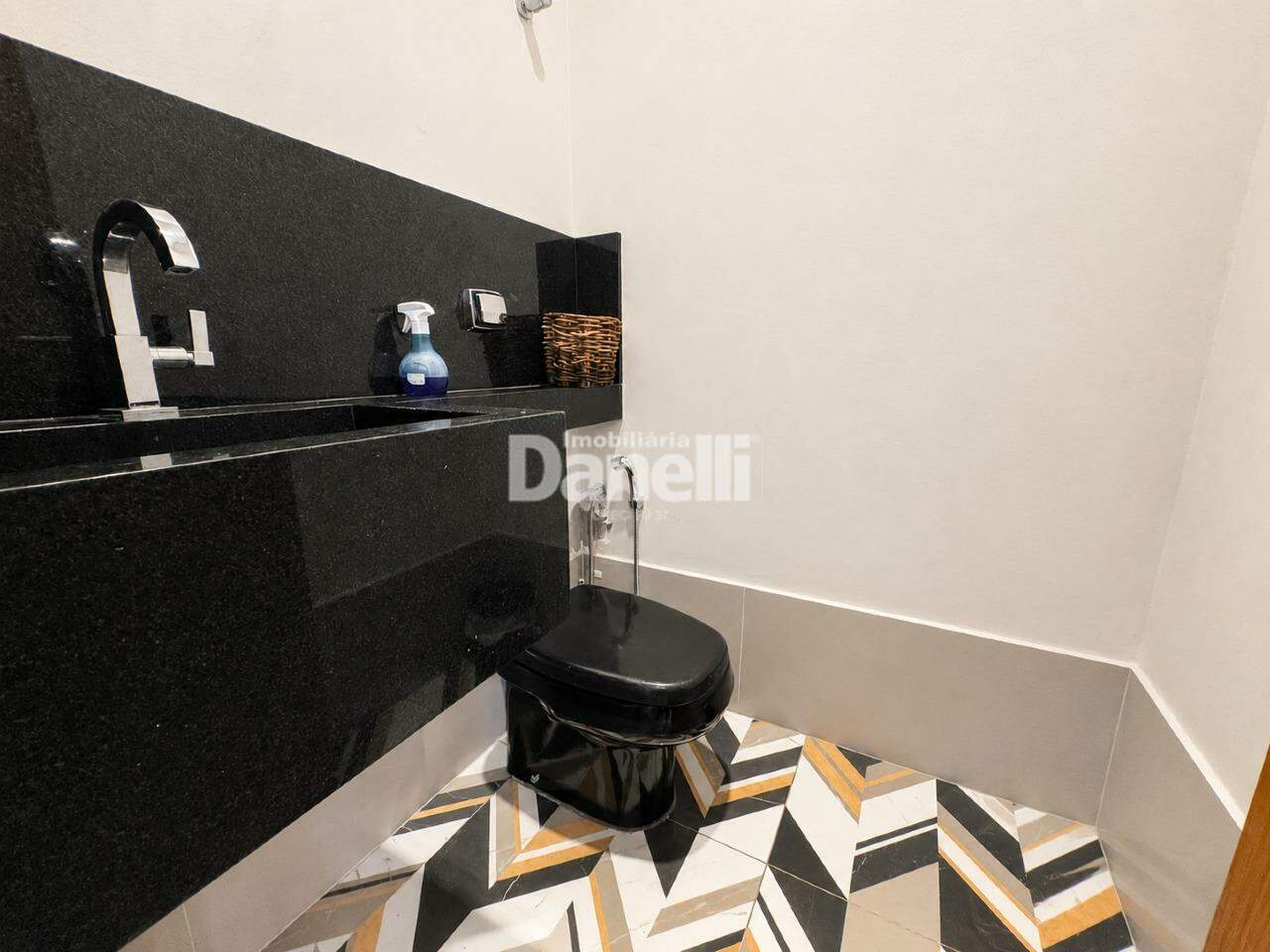 Casa em Condomínio à venda no Condomínio San Marco: Banheiro da Área da Piscina