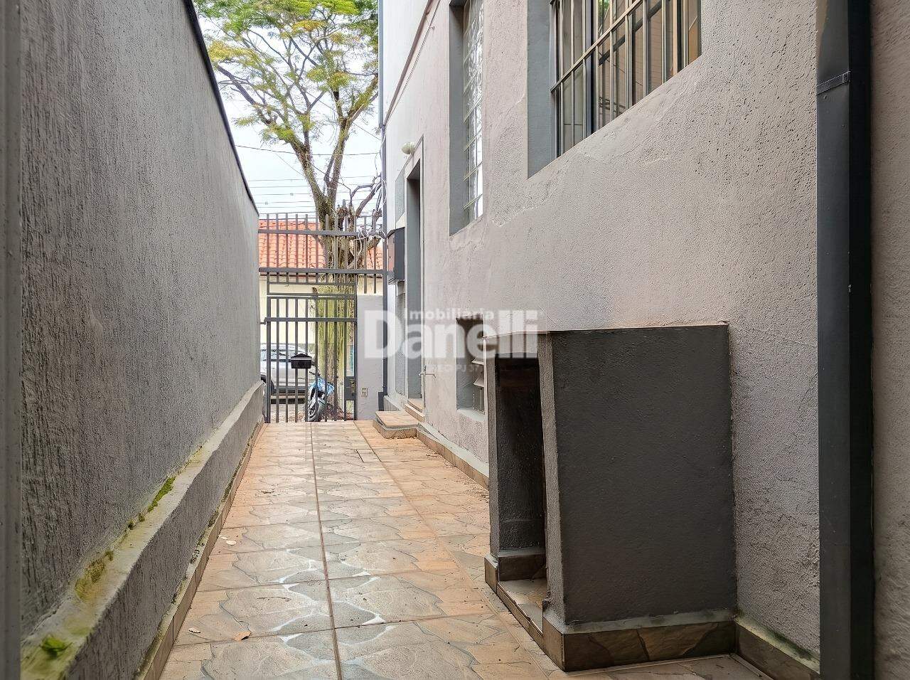 Sobrado à venda no Centro: Corredor Lateral