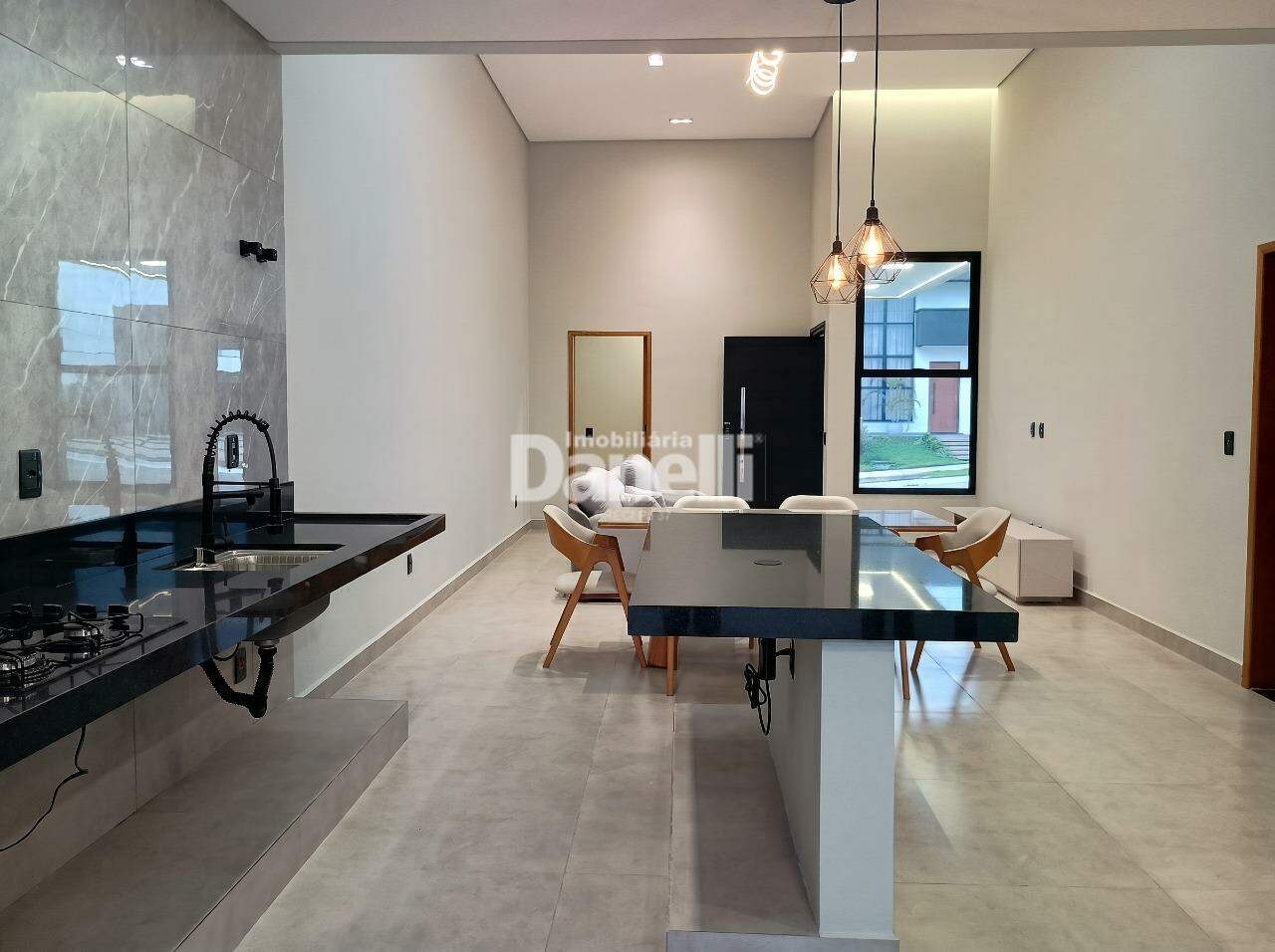 Casa em Condomínio à venda no Vale dos Cristais: Sala e Cozinha Integrada