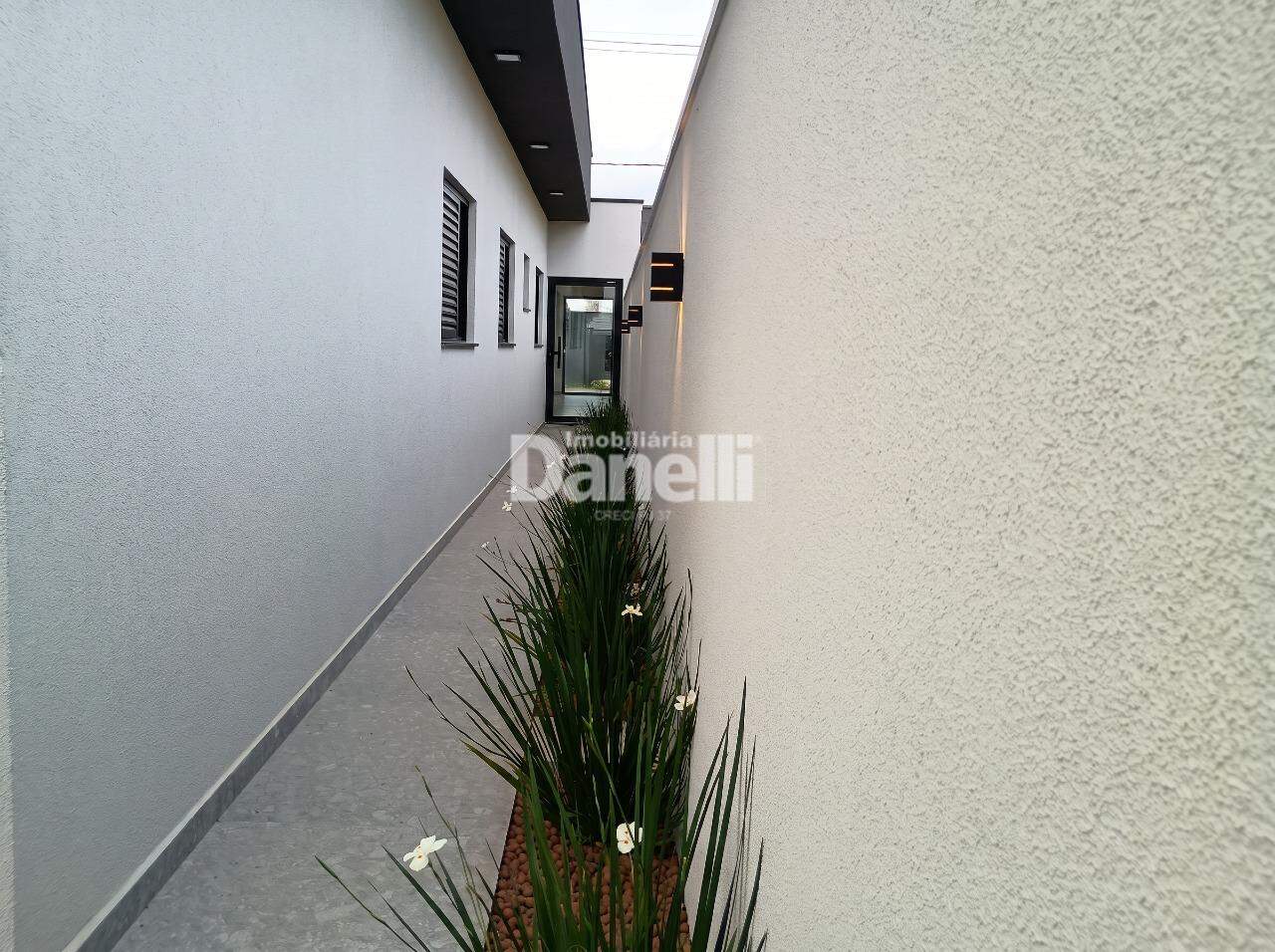 Casa em Condomínio à venda no Vale dos Cristais: Corredor Lateral