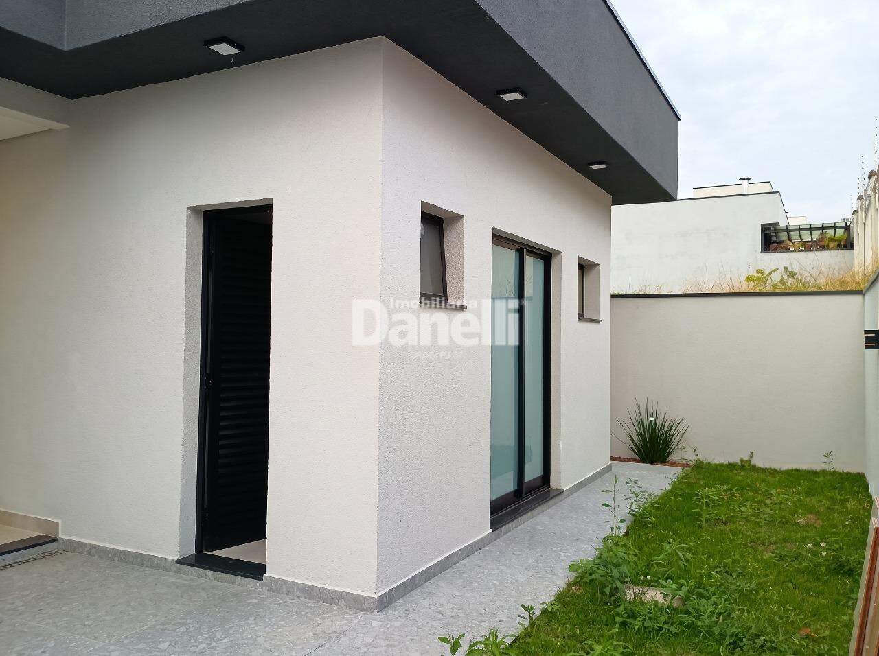 Casa em Condomínio à venda no Vale dos Cristais: Lavabo - Área de Serviço