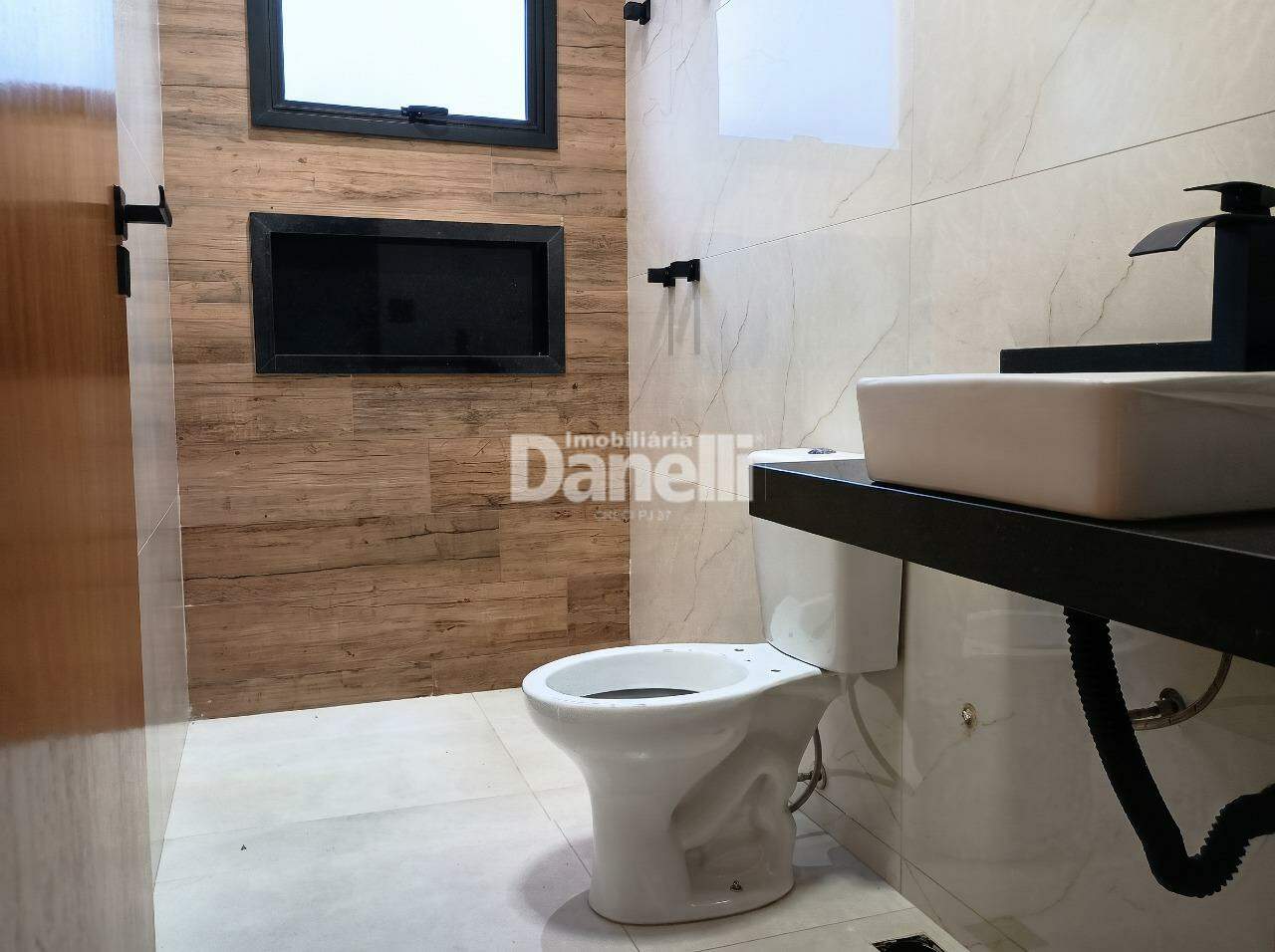 Casa em Condomínio à venda no Vale dos Cristais: Banheiro Social