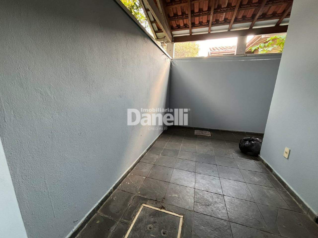 Casa em Condomínio à venda no Parque São Luís: Acesso a área de serviço