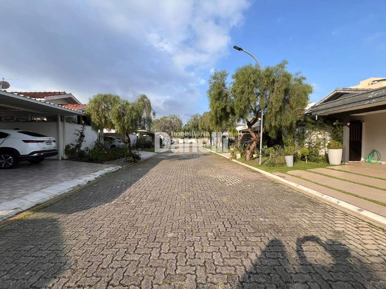 Casa em Condomínio à venda no Parque São Luís: Rua do condomínio