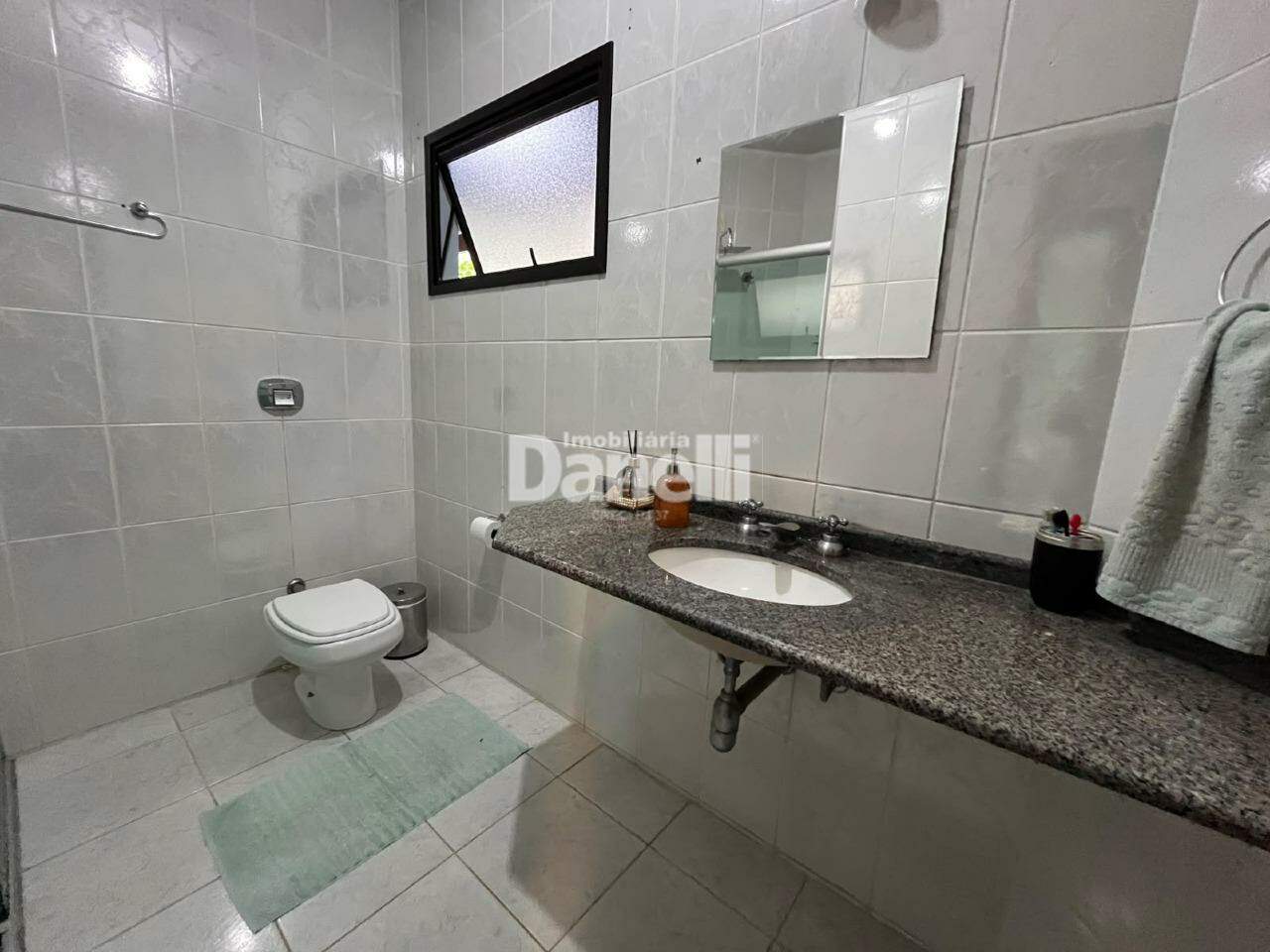 Casa em Condomínio à venda no Parque São Luís: Banheiro da Suíte