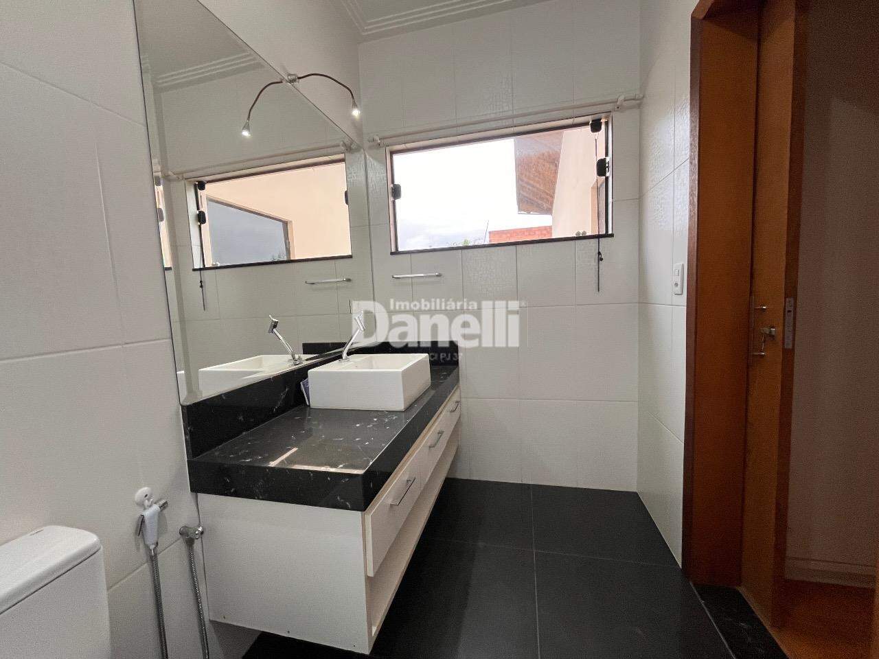 Sobrado à venda no Loteamento Residencial Campos do Conde II: 