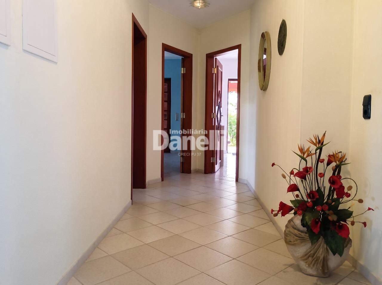 Casa em Condomínio à venda no Residencial Eldorado: Corredor - Térreo