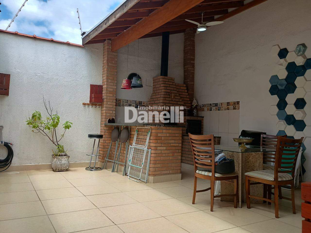 Casa em Condomínio à venda no Barreiro: Área Gourmet + Quintal