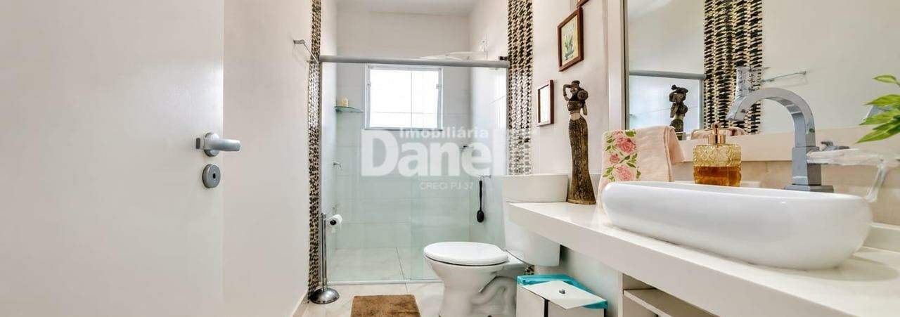 Casa em Condomínio à venda no Loteamento Residencial Campos do Conde II: BANHEIRO