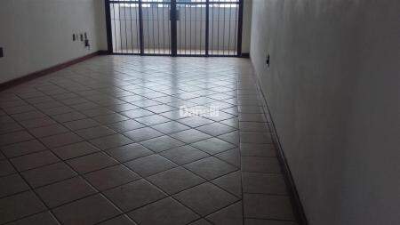 Apartamento à venda no Centro: Sala com sacada