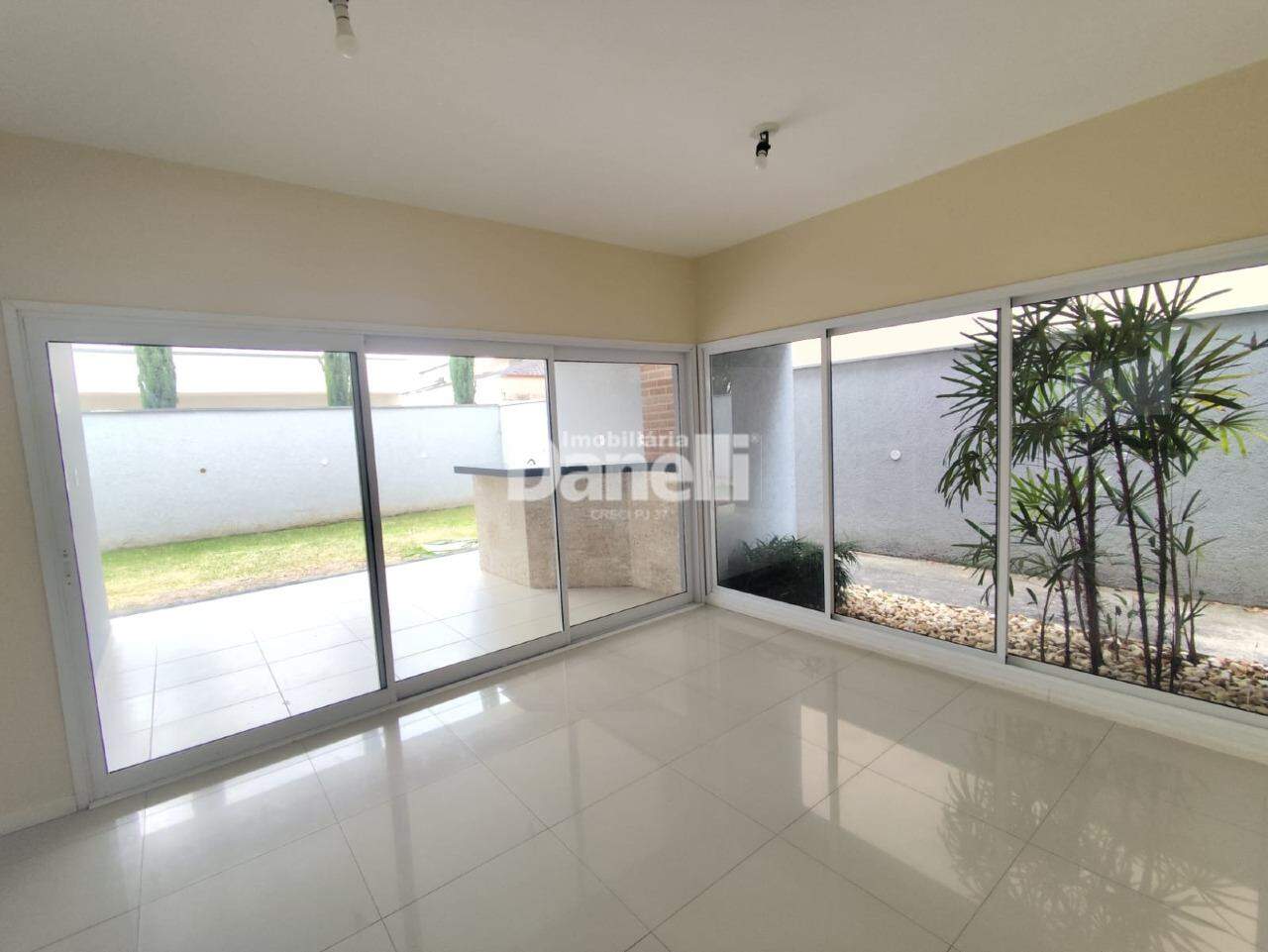Casa em Condomínio para aluguel no Caminho Novo: 