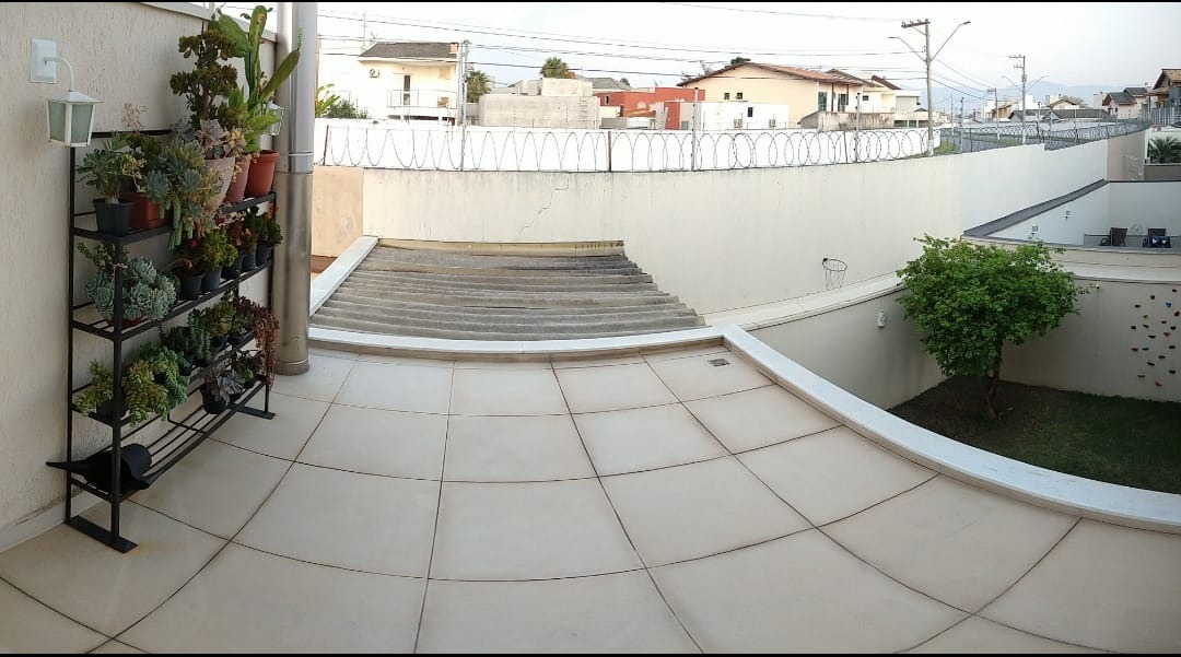 Casa em Condomínio para aluguel no Caminho Novo: 